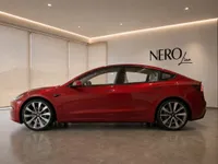 掲載モデルを示すAI生成のイメージです。割り当て車両やNero Lineの実在するショールームを撮影したものではありません。実車両を書面でご確認ください。