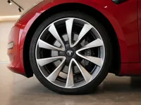 掲載モデルを示すAI生成のイメージです。割り当て車両やNero Lineの実在するショールームを撮影したものではありません。実車両を書面でご確認ください。