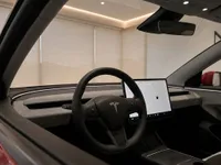 掲載モデルを示すAI生成のイメージです。割り当て車両やNero Lineの実在するショールームを撮影したものではありません。実車両を書面でご確認ください。