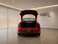 掲載モデルを示すAI生成のイメージです。割り当て車両やNero Lineの実在するショールームを撮影したものではありません。実車両を書面でご確認ください。