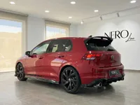 El Volkswagen Golf GTI Clubsport rojo se muestra desde un ángulo trasero tres cuartos dentro de un concesionario en Alicante.