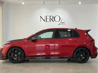 El Volkswagen Golf GTI Clubsport rojo Kings Red metálico se muestra de perfil en un concesionario en Alicante, España.