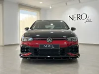 Vista frontal del Volkswagen Golf GTI Clubsport 2024 en rojo Kings metálico brillante, expuesto en una sala de exposición en Alicante.