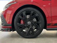 El Volkswagen Golf GTI Clubsport 2024 en Alicante muestra su llanta de aleación negra, pinza de freno GTI roja y parte del parachoques delantero aerodinámico.