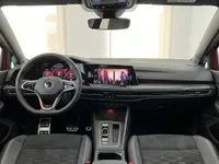 El moderno interior del Volkswagen Golf GTI Clubsport, mostrando su salpicadero digital, infoentretenimiento y volante deportivo en Alicante.
