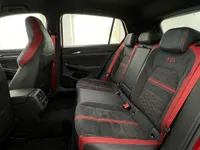 Los asientos traseros del Volkswagen Golf GTI Clubsport presentan tapicería negra y roja con costuras "GTI", vistos en Alicante.