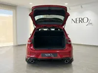 El Volkswagen Golf GTI Clubsport rojo se muestra desde la parte trasera con el maletero abierto, revelando su espaciosa área de carga en Alicante.