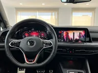 El interior del Volkswagen Golf GTI Clubsport presenta un volante deportivo, cabina digital y pantalla de infoentretenimiento en Alicante.