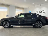 黒いBMW 7プロテクションが側面から映し出され、屋根には青い緊急灯が特徴で、マドリードで展示されています。