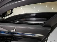 BMW 7プロテクションのブラックレザー製ドアパネル、シートコントロール、Bowers & Wilkinsスピーカー、アンビエント照明（マドリード）。