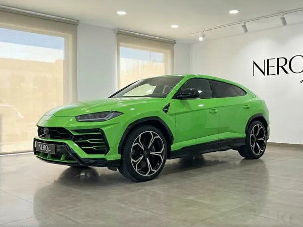 ネオン緑色の2024年ランボルギーニ ウルスS、高級パフォーマンスSUVがマルベーリャのショールームに展示されています。