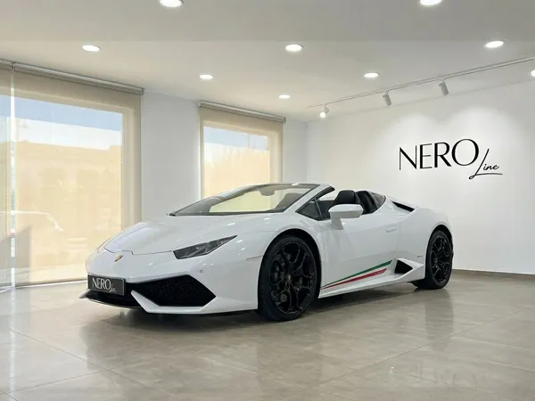 白いランボルギーニウラカンスパイダーLP610-4が、アリカンテのショールームでオープンルーフの状態で前方斜めから展示されています。