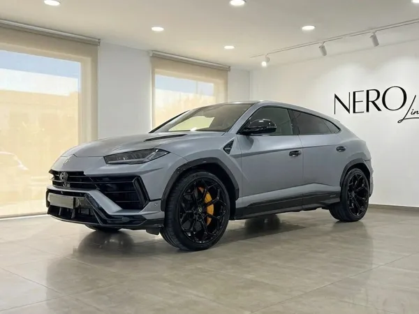 マットグレーの2025年型ランボルギーニ ウルス ペルフォルマンテが、マドリードのモダンなショールームでNero Lineのロゴと共に前方斜めから展示されています。