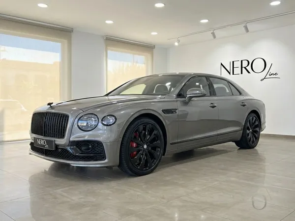 メタリックグレーのベントレー フライングスパー スペシャルがマルベーリャの屋内に駐車されており、前部3/4の角度から撮影されています。