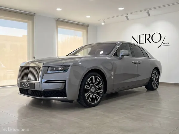 メタリックグレーのロールス・ロイス ゴーストがショールームに優雅に駐車されており、バレンシアでその豪華なフロントクォータービューを披露しています。