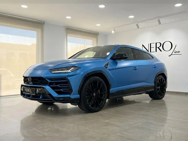 2020年製ブルーのランボルギーニ ウルスSがマドリードのショールームに駐車されており、その洗練されたフロントクォーター外観を披露しています。