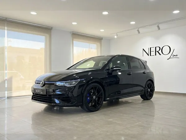 El Volkswagen Golf R 2.0 TSI 4Motion DSG negro de 2023 se exhibe en una moderna sala de exposición en Alicante, España.