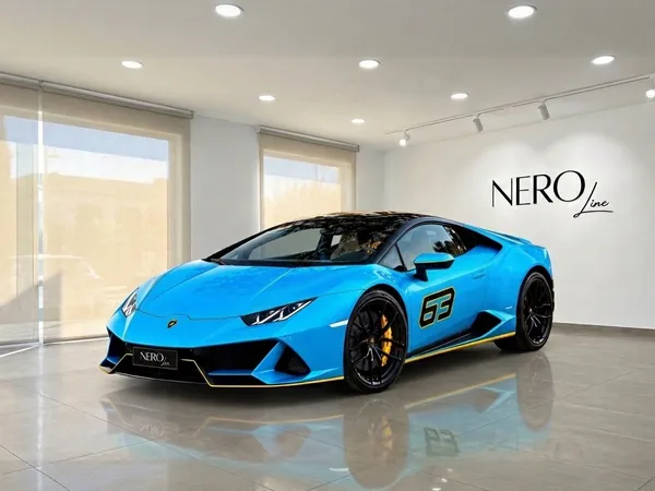 黄色のアクセントと「63」のデカールが特徴の鮮やかな青いランボルギーニ ウラカン LP610-4がマドリードのショールームに駐車されています。