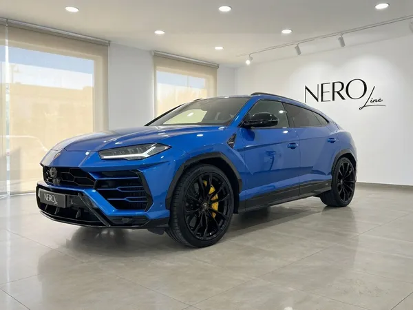 イビサで、グロスメタリックブルーの2021年型ランボルギーニ ウルスが、ダイナミックなフロントクォータービューを披露しています。