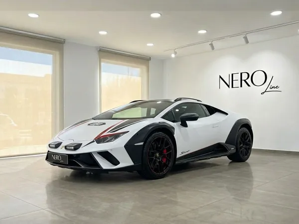 黒いアクセントとルーフレールを備えた2024年型ランボルギーニ ウラカン ステラート白がマドリードのショールームに展示されています。