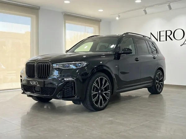 2025년형 검은색 BMW X7 M50i 스페셜 에디션 SUV가 알리칸테 실내에 주차되어 있으며, 전면 쿼터 뷰를 보여줍니다.