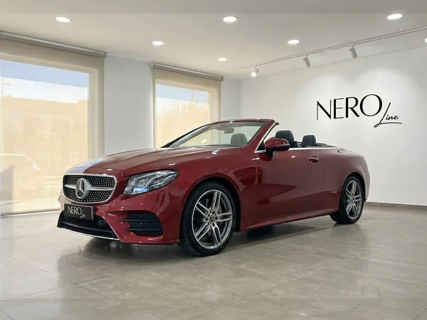 버건디 레드 메르세데스-벤츠 E-클래스 카브리오 AMG 라인 컨버터블이 마요르카 쇼룸에 주차되어 세련된 디자인을 뽐내고 있습니다.