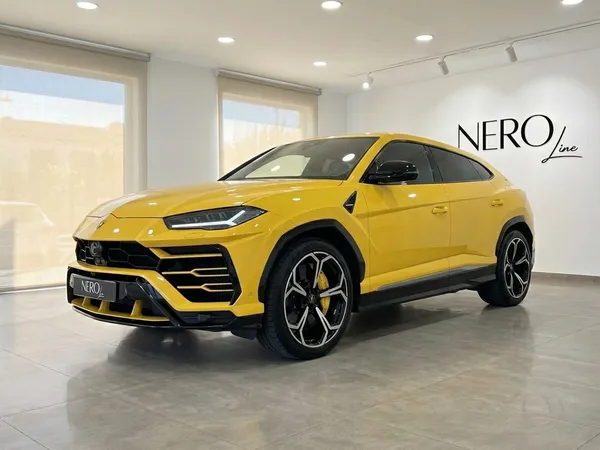 光沢のある黄色のランボルギーニ ウルス、高性能SUVが、マルベーリャのショールームでNero Lineのロゴと共に展示されています。