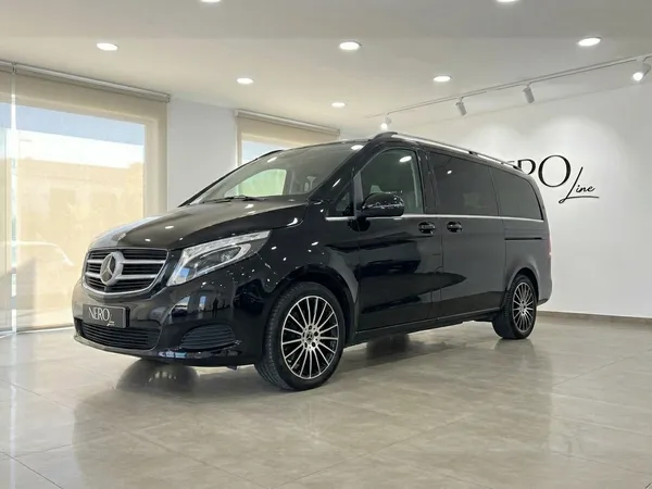 Mercedes-Benz V-Class 250d — Vista en showroom La Mercedes-Benz V-Class 250d negra está estacionada en un concesionario con grandes ventanales en Alicante.