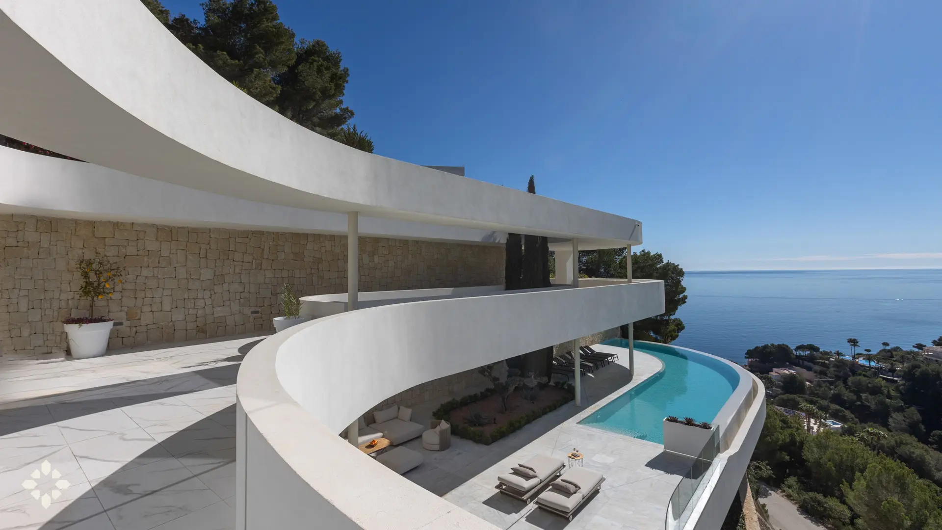 Villa Oleia – Infinity-Pool & Meerblick Die moderne Architektur der Villa Oleia umfasst einen geschwungenen Infinity-Pool und Terrassen mit Blick auf das Mittelmeer in Jávea.