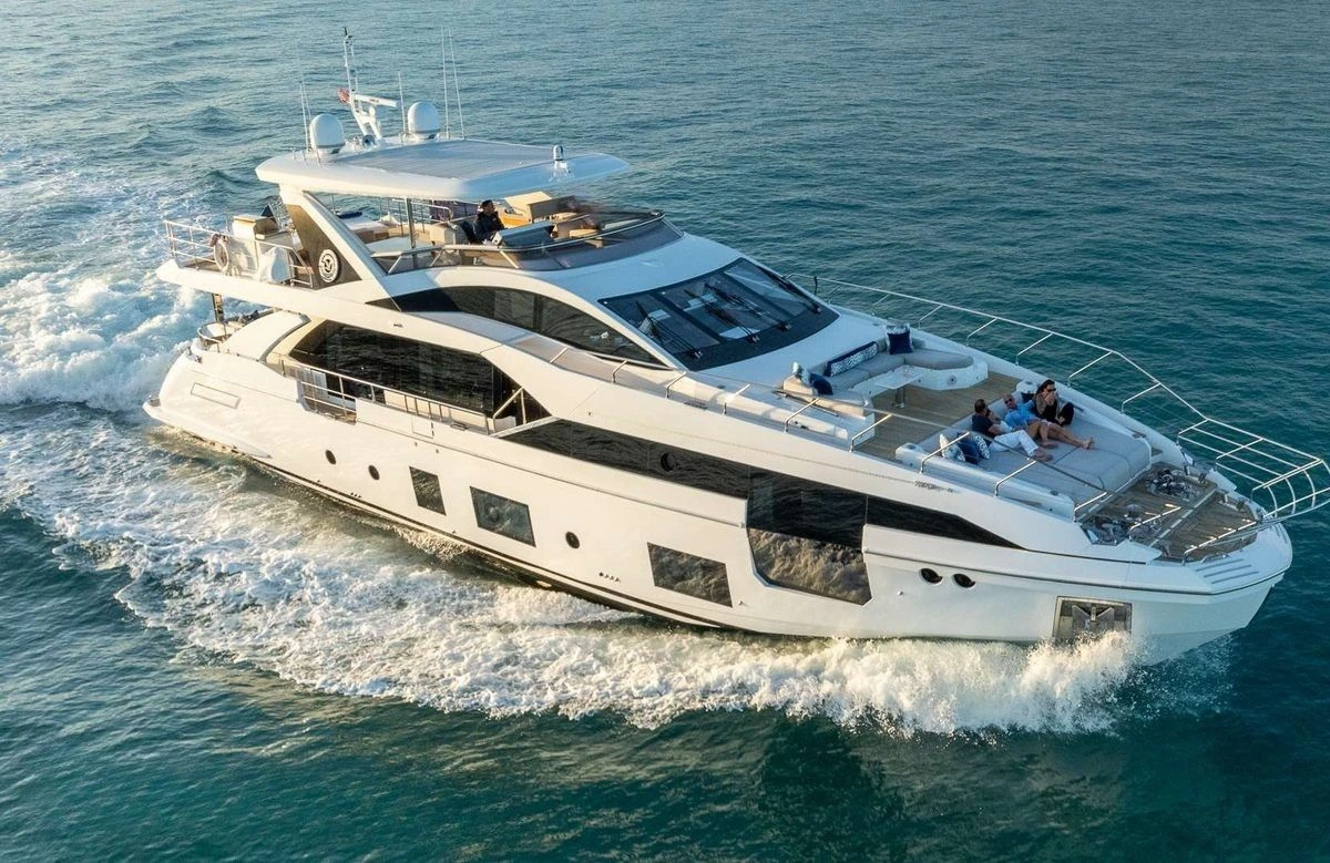 Azimut Grande 27 — إبحار قبالة ماربيا اليخت الفاخر Azimut Grande 27 يبحر قرب ماربيا، والضيوف يستمتعون بسطح التشمس الأمامي.