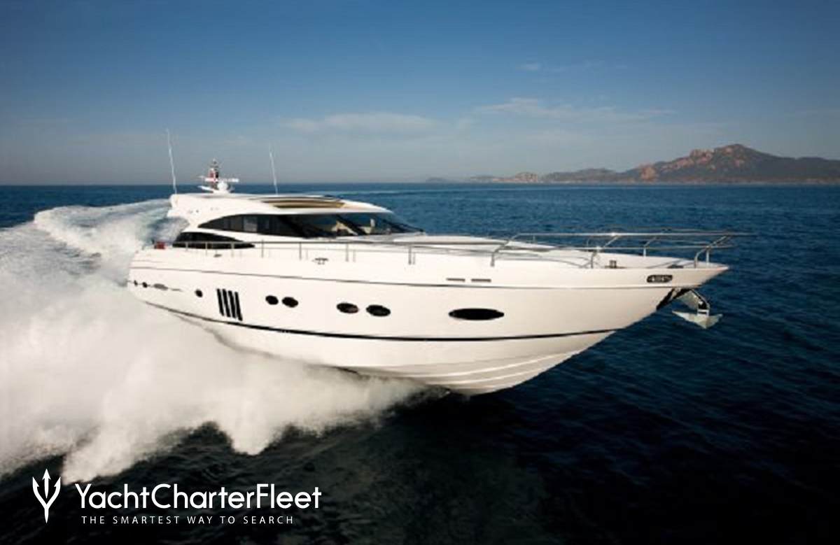Die elegante Motoryacht Princess V78 fährt mit hoher Geschwindigkeit über das blaue Mittelmeer und hinterlässt eine dynamische weiße Bugwelle.