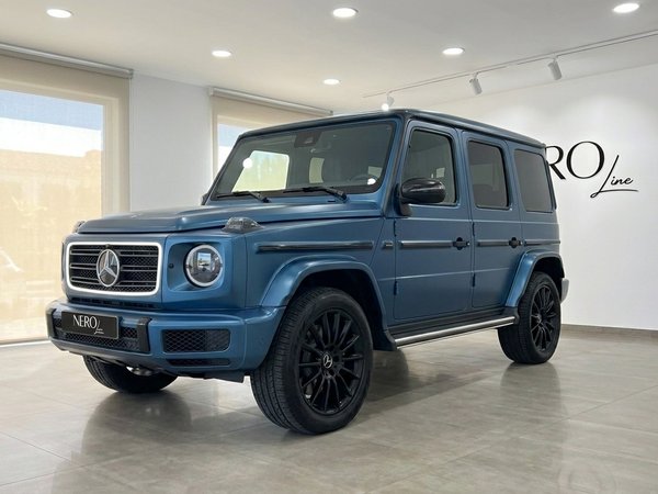Mercedes-Benz G 580 EQ — Front view Mallorca The matte dark blue Mercedes-Benz G 580 EQ is shown from a front three-quarter angle in a showroom in Mallorca.