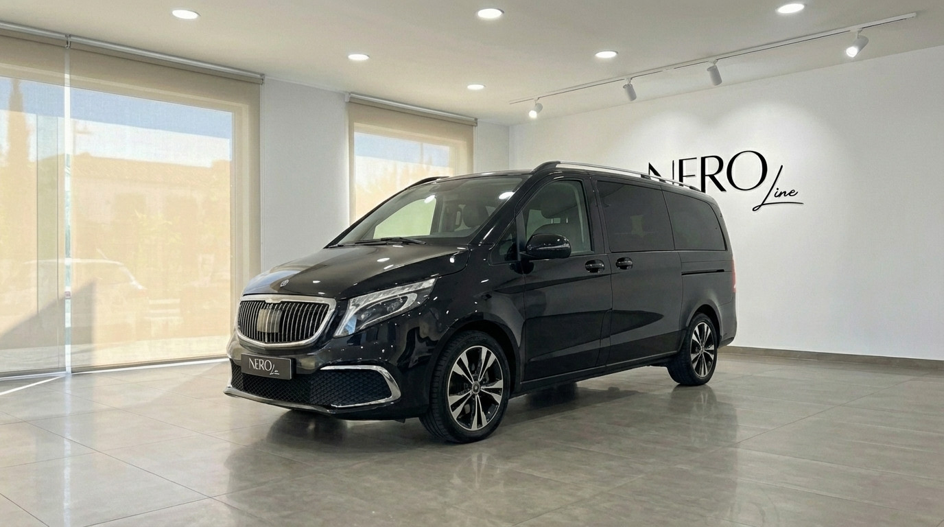 Mercedes-Benz V250d — Furgoneta de Lujo en Madrid Una elegante furgoneta de lujo Mercedes-Benz V250d negra está estacionada en un showroom, vista desde tres cuartos delanteros en Madrid.
