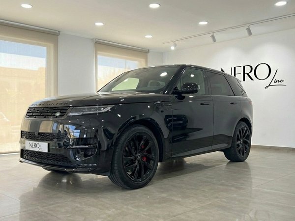 Range Rover Sport — SUV de lujo en Madrid El Range Rover Sport 2024 negro azabache se exhibe desde un ángulo frontal tres cuartos en un moderno showroom en Madrid.