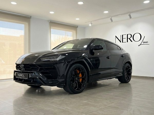 Lamborghini Urus Performante — Showroom Madrid El Lamborghini Urus Performante negro brillante se exhibe en una vista tres cuartos frontal en un concesionario de Madrid.