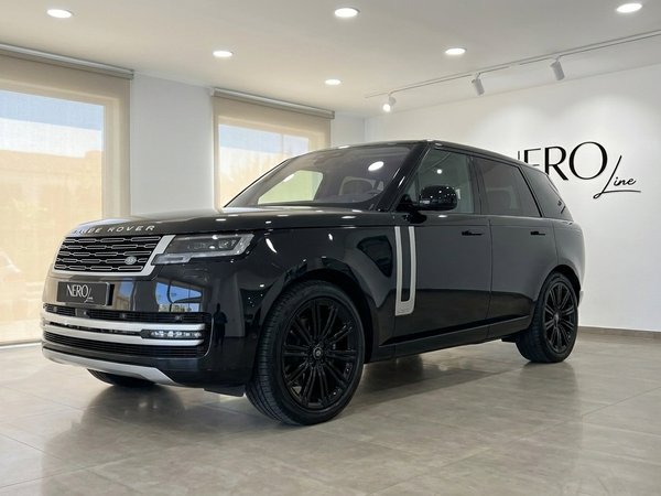 Land Rover Range Rover Vogue — Front view Marbella The sleek black Land Rover Range Rover Vogue SWB Autobiography is presented from a front three-quarter angle in a Marbella showroom.