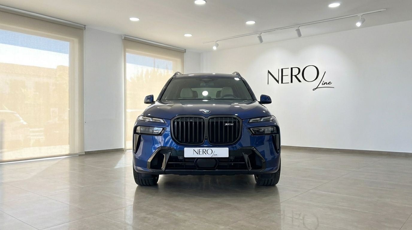 El BMW X7 xDrive azul oscuro se exhibe de frente en un luminoso showroom con el logo de NEROline en Alicante.