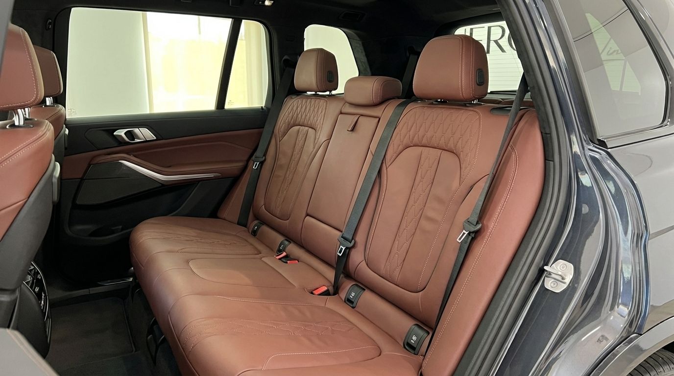 Los lujosos asientos traseros de cuero marrón y el interior del BMW X7 xDrive 2023, disponible en Alicante.