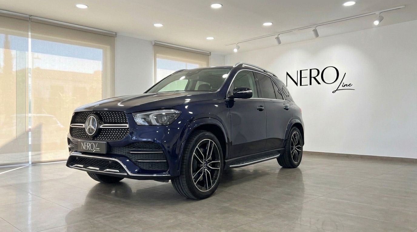 SUV Mercedes-Benz GLE 350de 4MATIC AMG azul oscuro en vista tres cuartos frontal, aparcado en un concesionario en Alicante.