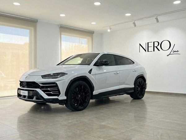 Lamborghini Urus Super — Showroom in Alicante A pearl white Lamborghini Urus Super 2023 model, seen from the front three-quarter angle in a showroom in Alicante.