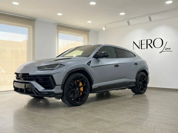 Lamborghini Urus Performante — Showroom Madrid El Lamborghini Urus Performante 2025 gris mate se exhibe desde un ángulo frontal tres cuartos en un moderno showroom de Madrid con el logo de Nero Line.