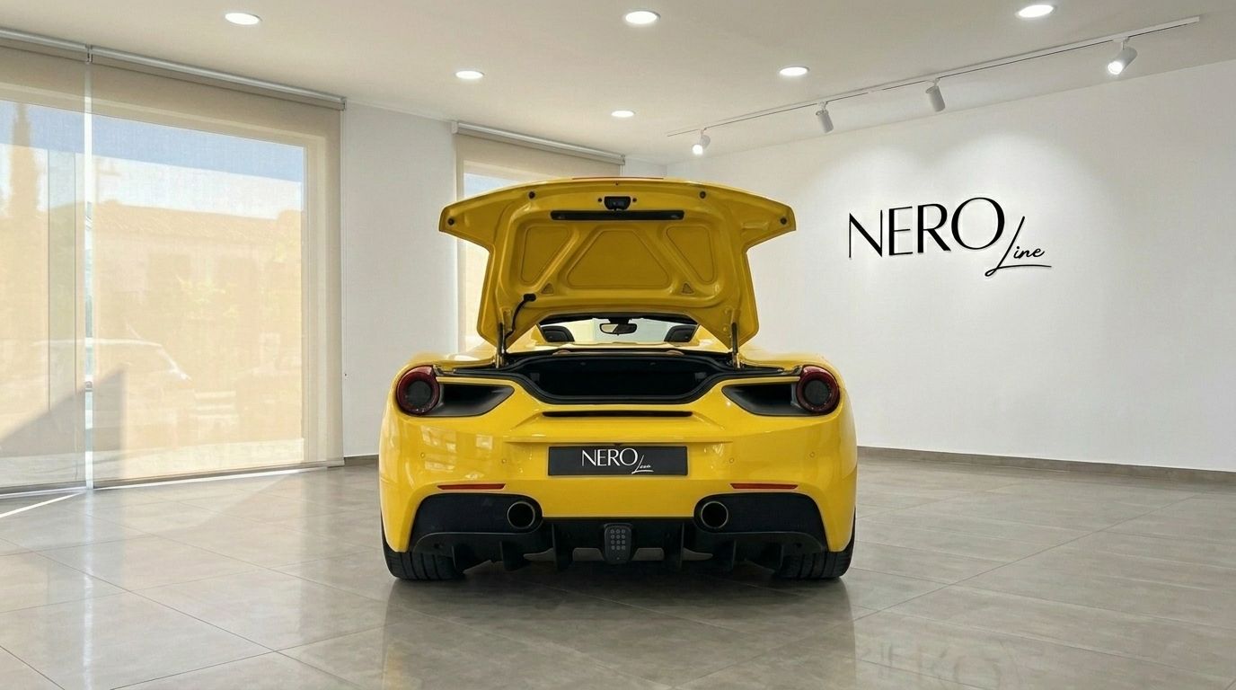 Ferrari 488 Spider gialla vista da dietro con il bagagliaio aperto, esposta in uno showroom di lusso a Madrid.