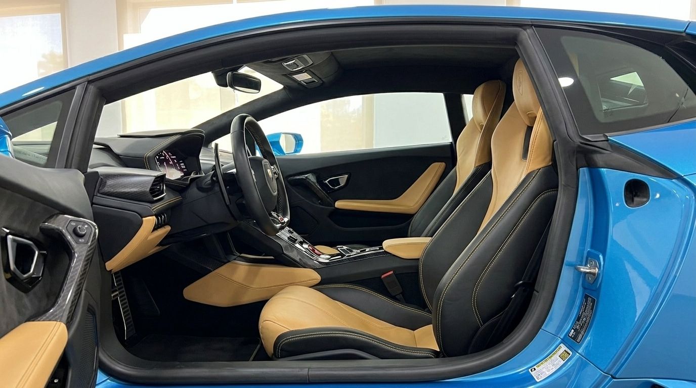 El lujoso interior en beige y negro de un Lamborghini Huracan LP610-4 azul, mostrando el puesto de conducción en Madrid.