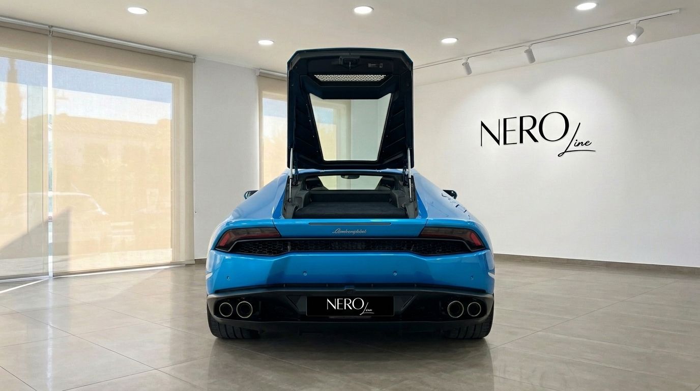 Lamborghini Huracan LP610-4 azul desde la parte trasera, con el compartimento del motor abierto, expuesto en un showroom en Madrid.