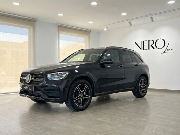 Mercedes-Benz GLC 300 — Showroom view in Alicante The black metallic Mercedes-Benz GLC 300 AMG Line SUV displayed from a front three-quarter angle in a showroom in Alicante.
