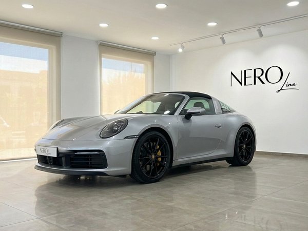 Porsche 911 Carrera 4S Targa 992 — Showroom view A metallic silver Porsche 911 Carrera 4S Targa 992 is parked at a front three-quarter angle in a showroom in Marbella.
