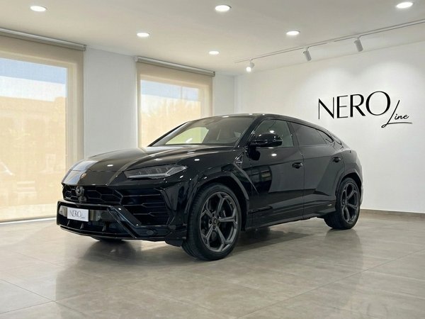 Lamborghini Urus Full Black — Showroom Marbella The jet black 2025 Lamborghini Urus Full Black is showcased from a front three-quarter view in a showroom in Marbella.