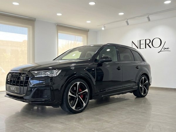 Audi SQ7 — Front three-quarter view in Marbella Black 2021 Audi SQ7 performance SUV parked in a showroom in Marbella, showcasing its front three-quarter view.
