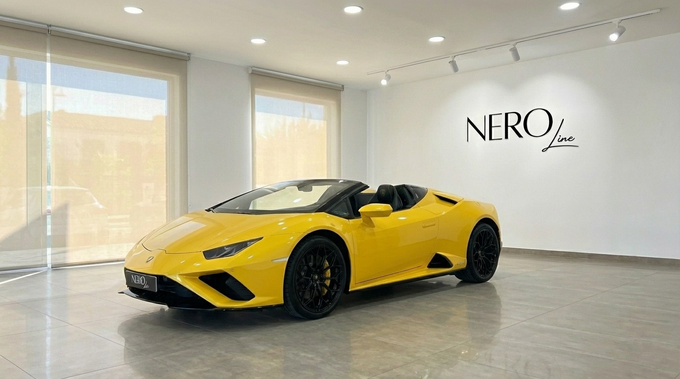 Lamborghini Huracan EVO Spyder — Showroom Madrid El Lamborghini Huracan EVO Spyder amarillo de 2024 se exhibe desde una vista frontal de tres cuartos en un luminoso showroom de Madrid.