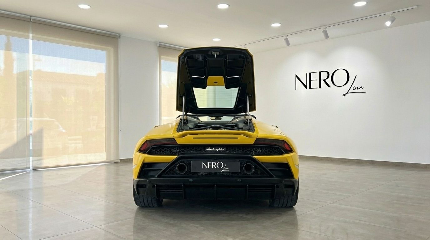El Lamborghini Huracan EVO Spyder amarillo de 2024 se muestra desde la parte trasera con el compartimento del motor abierto en un concesionario de Madrid.